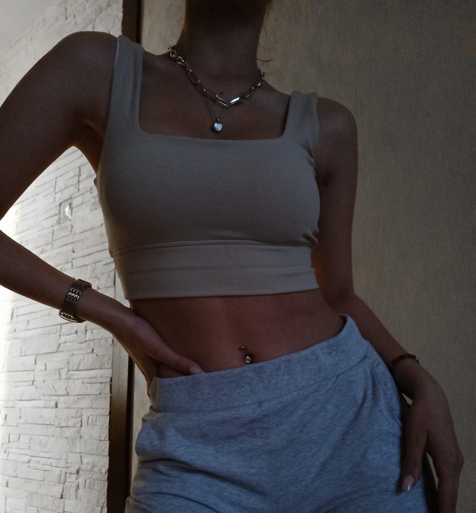 Шикарный топ. Очень удобный и красивый, ношу уже который день не снимая. Подойдёт как со спортивными вещами, так и с более классическими.
Я влюблена 😍