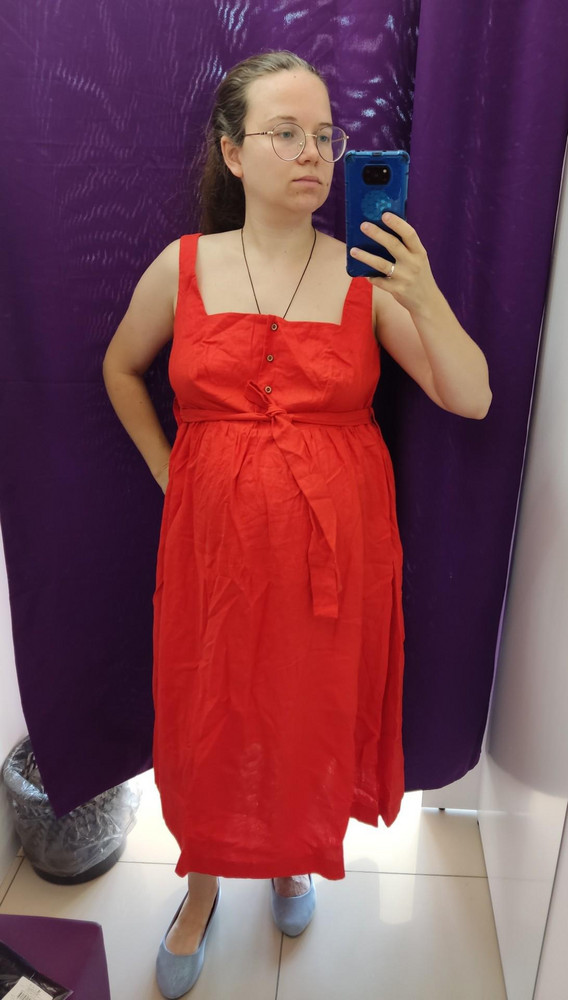 Мне на беременное пузо очень чешется, ткань колючая и сильно просвечивает. Верх сделан в один слой с обтачкой. Верх подошёл по размеру в ширину груди, но лямки сели некомфортно, очень широко расставлены. Вобщем это на любителей льна. И цвет не красный, а морковка:) мне не идёт.