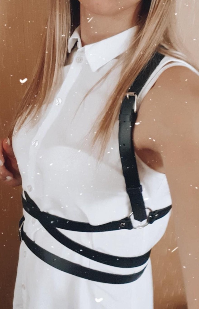 Обратная сторона ремешков первое время немного осыпается.