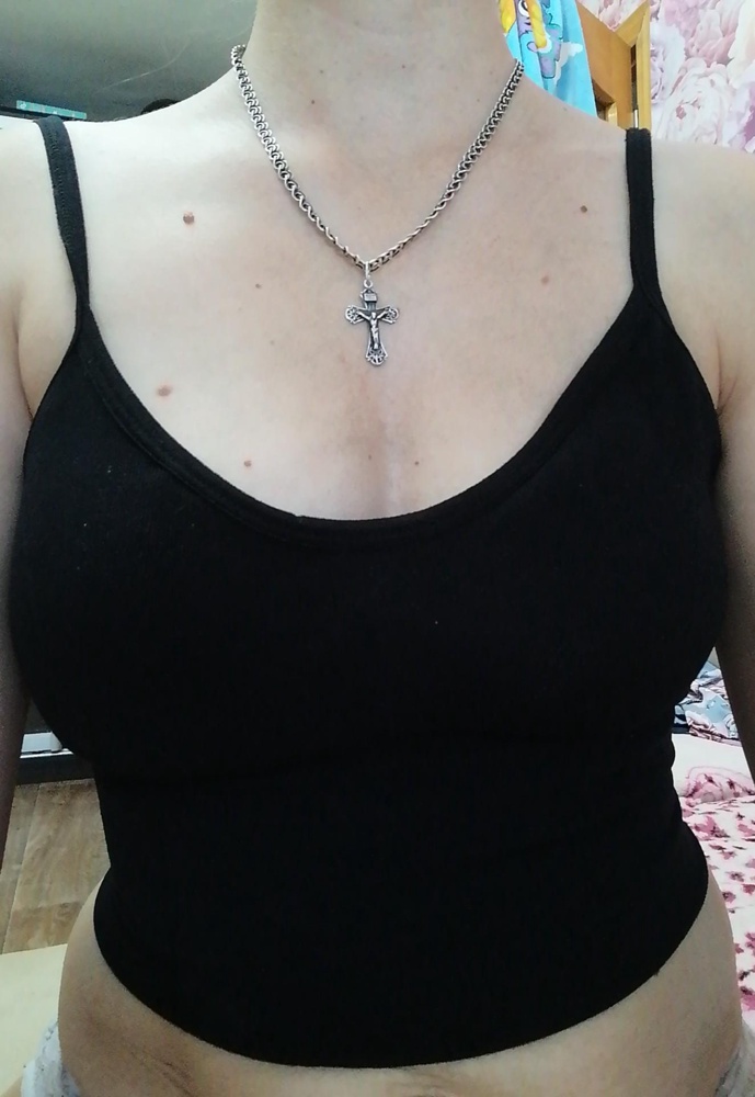 Топ очень красивый и удобный, но есть небольшой минус, я ношу 42р,и он ниже груди мне прям стягивает, не очень удобно снимать его, видимо маломерка. Мой вес 50кг. Я недавно родила ребёнка, и когда сижу, это все скатывается под грудь. Так всё нравится, надо плоский животик и всё будет супер. Грудь держит хорошо, чашечки удобные, после стирки надо их поправлять, это конечно не очень удобно, не хватает фиксации, я решила их пришить, чтобы не поправлять их постоянно.