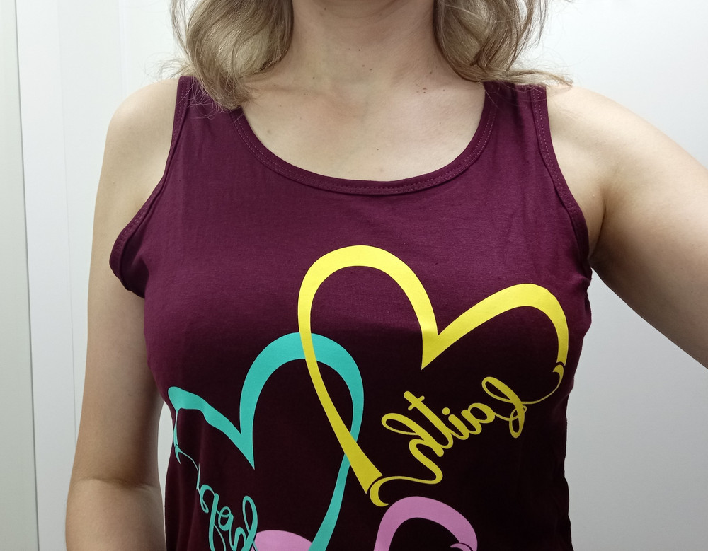 Мне не повезло - попалась майка с дефектами пошива. С одной стороны неправильно вырезана пройма, излишек ткани подмышкой оттопыривается. Сама ткань понравилась, приятная. На свой 46-48 заказала 48-50 по отзывам, и майка оказалась как раз. Если бы не дефект пошива, взяла бы.