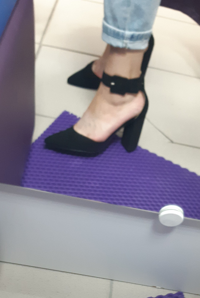 Божественные туфли!Идут в размер.На широкую стопу идеально.Каблук 9 см очень удобный,устойчивый.