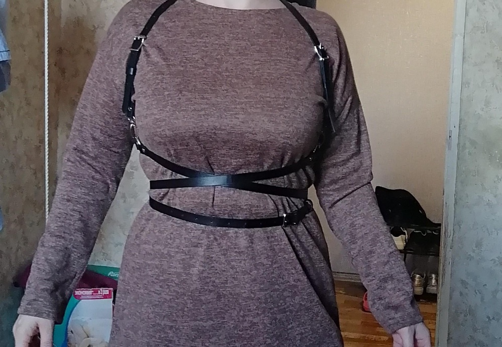 Портупея понравилась. По размеру подошла. Конечно не сразу разобралась как застегнуть, но потом, как по маслу.