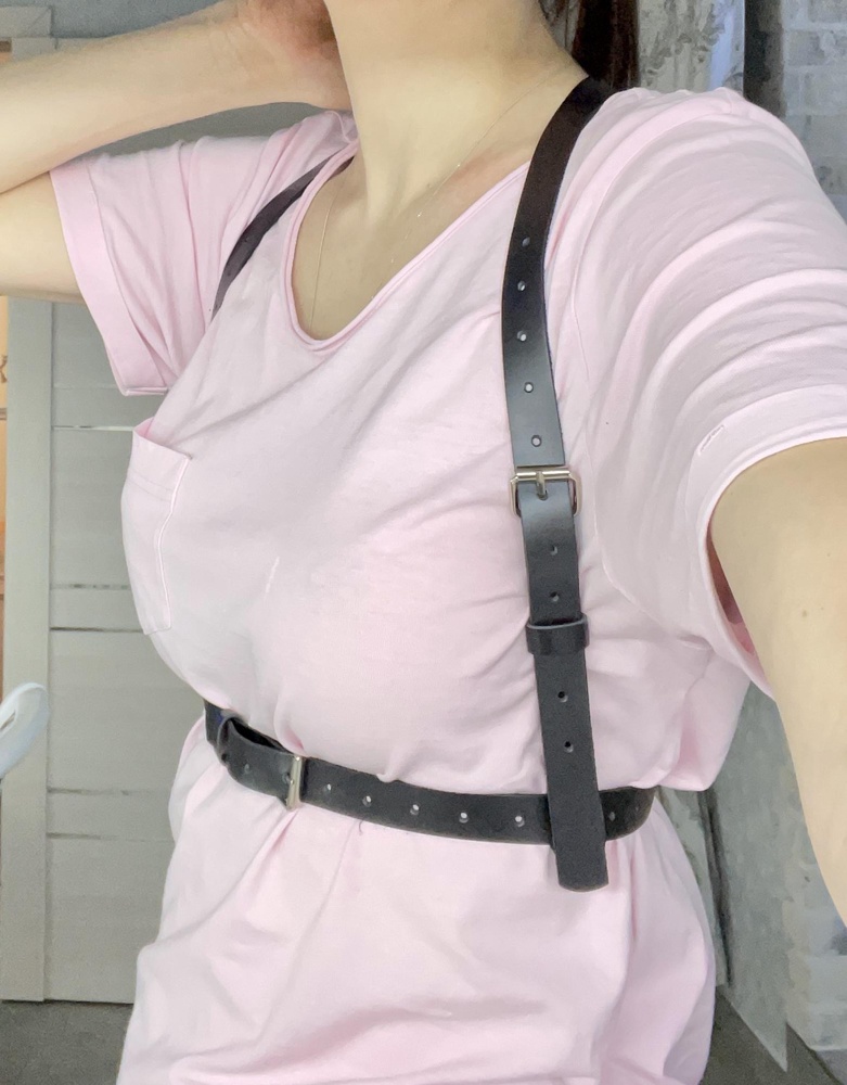 Стильная вещь, хорошо выделяет грудь, качество супер. На размер груди 85, талии 65 заказала размер 40-42, села портупея отлично! 