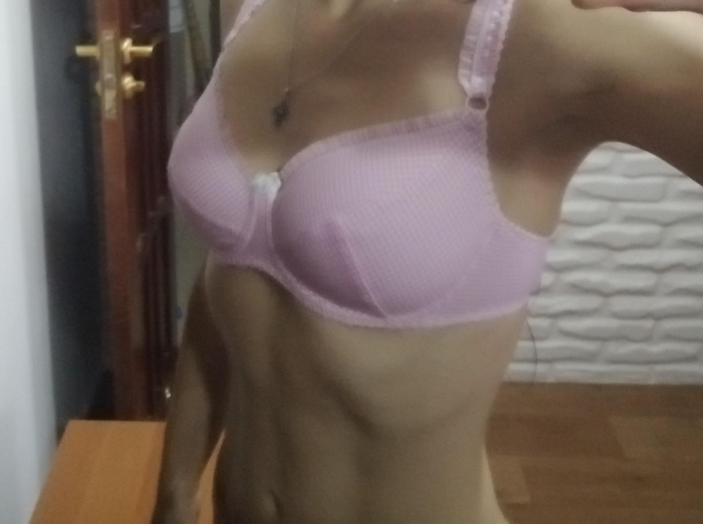 Классный. Мне понравился. Забрала. Про размер...думаю надо брать на размер побольше чашку.