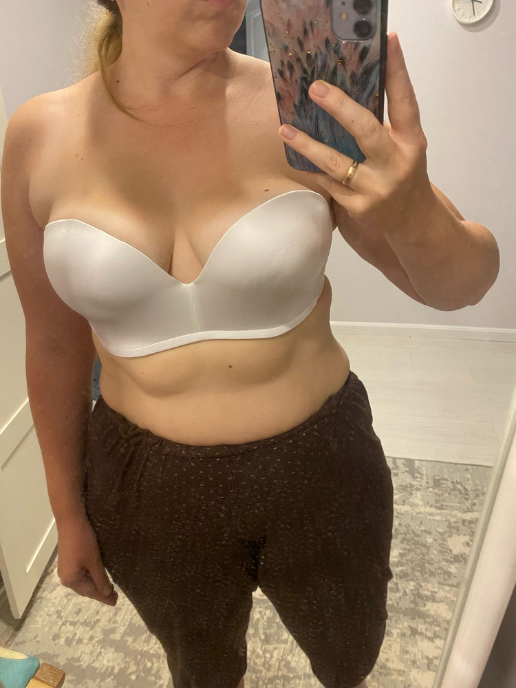 Под грудью держится хорошо не спадает, что касается чашек даже не знаю, у меня такой бюстгальтер впервые , судите по фото , ну думаю под платье куда то сходить на праздник/вечер будет нормально)) цена недорогая что большой плюс