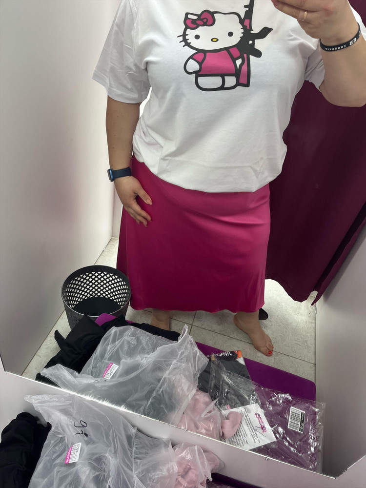 Супер юбка , идёт в размер, просто кто то не знает , какой на самом деле носят размер !