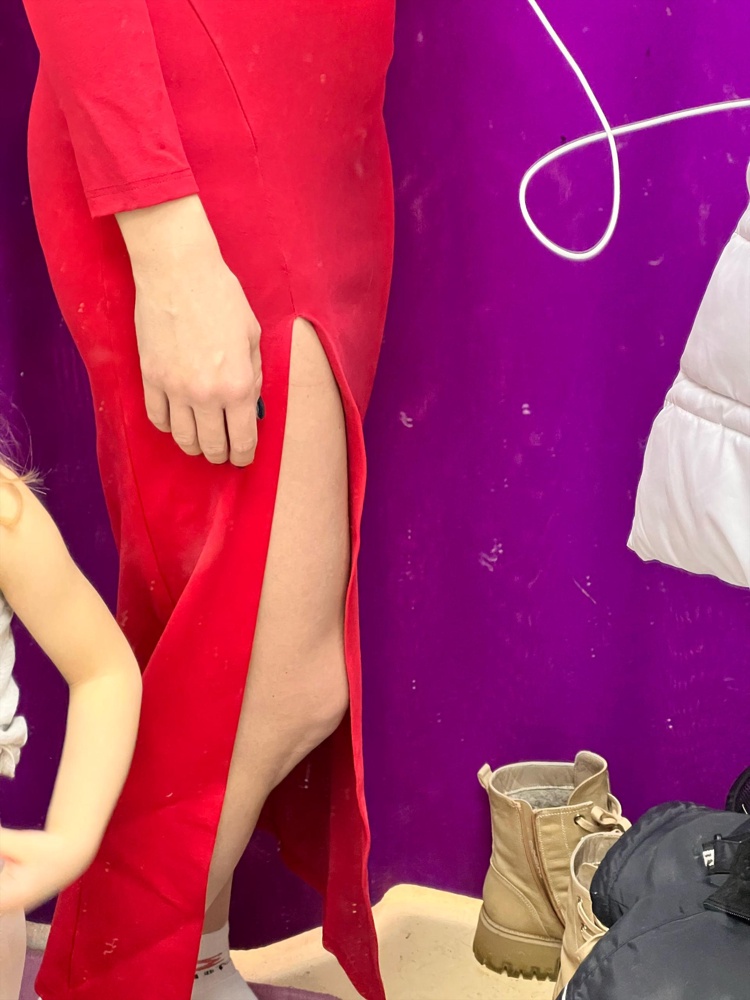 Отвратительно! На попу 102см не подошло. На рост 177 темболее, длинна выше щиколотки, рукава короткие. По бокам собирается и оооооочень плотное