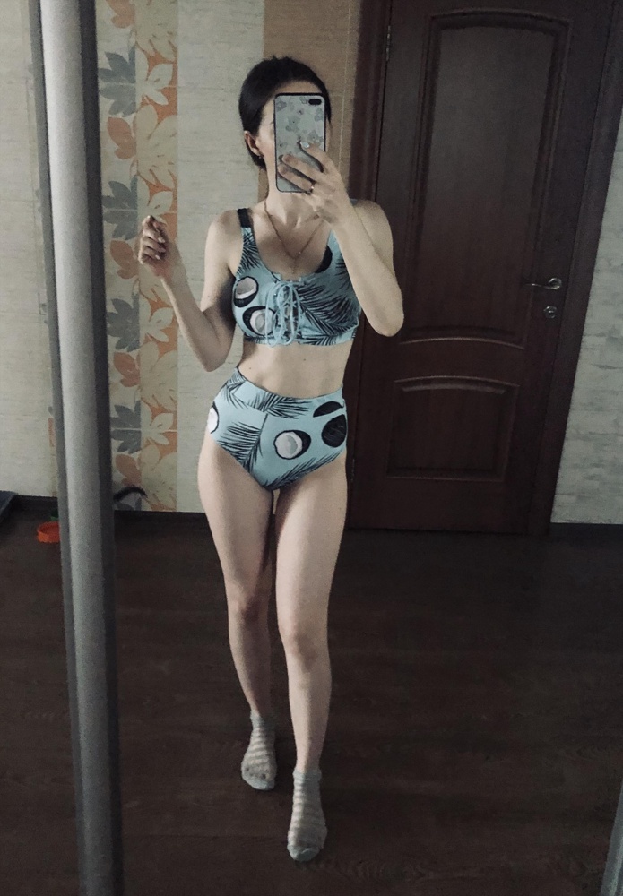 Идёт размер в размер. Качество отличное. Покупкой довольна 👌🏻