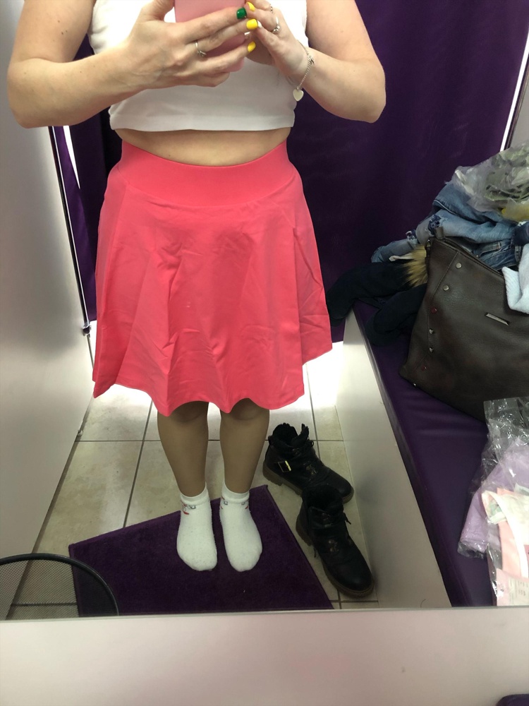 Отличная юбка. Плотный материал   но почему то сильно жмет резинка на талии. Не стала брать жаль