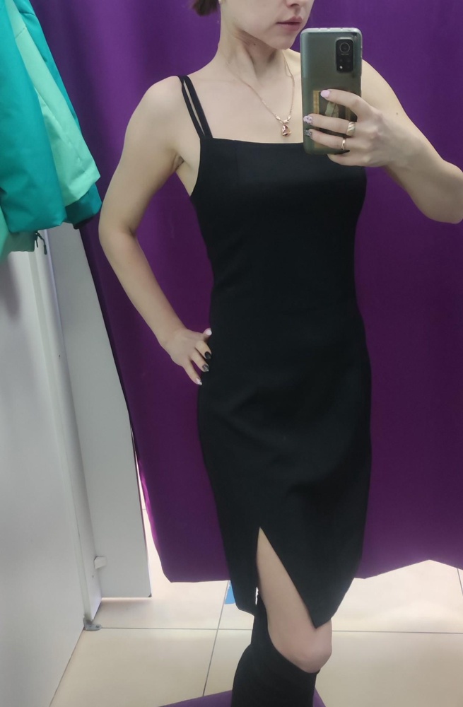 Платье сшито качествено. Материал шикарный, выглядит дорого богато, но я маленькая ростом 156. И оно мне просто длинное роста не хватило. А так твёрдая 5 с плюсом. Прям моё.