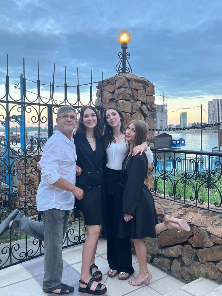 покупала для выпускного, мне понравился! на рост 157 сел даже ничего так, по параметрам 79-58-74! но выглядел немного мешковато из-за большого пространства в груди, пришлось закалывать булавкой. кстати ткань довольно легкая и провести в ней порядка 10 часов в отрыве было не жарко, с учетом жаркой погоды 😙. а так, ничего такое платьишко ;) цена - качество! 