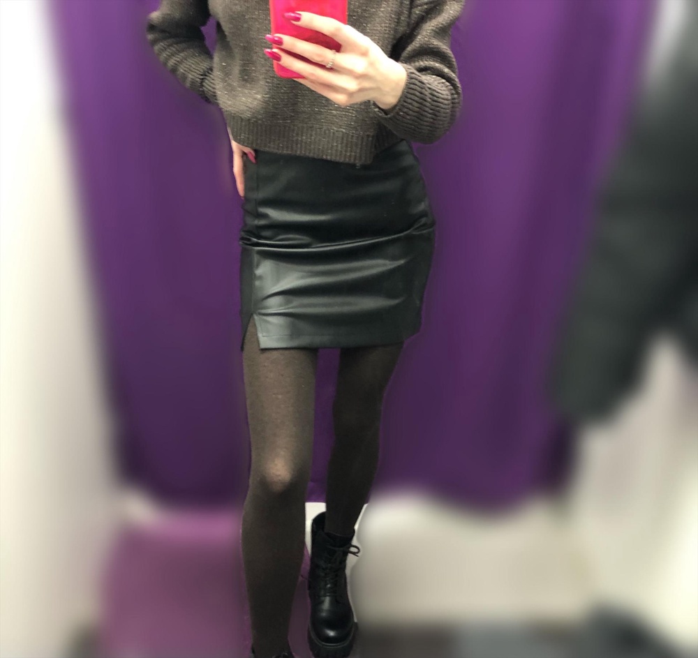 Хорошая кожаная юбка. Единственный минус - слабая молния. Думаю, она быстро сломается. На рост 170 см (от 65, об 92) изначально заказала размер S, но юбка оказалась велика, поэтому перезаказала на XS и всё подошло. 