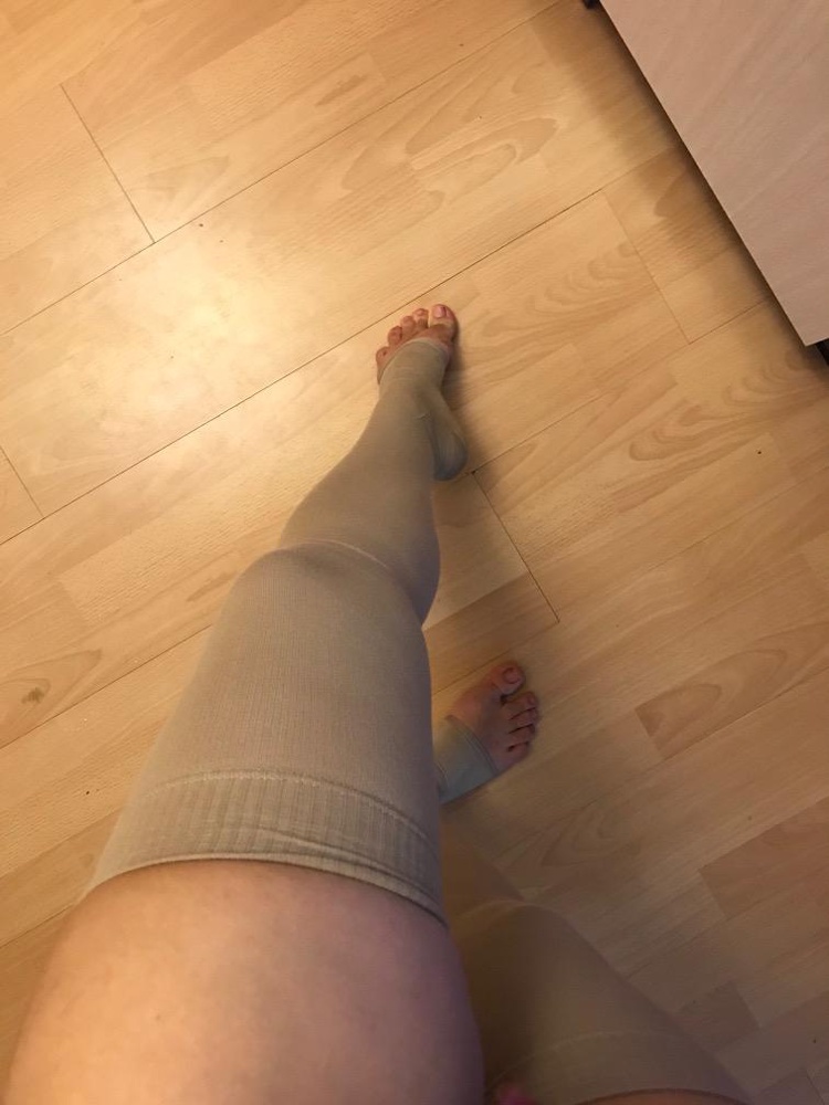 По размерной сетке все хорошо, прошла полчаса и почувствовала как сверху чулки начали съезжать , приходится все время поправлять. На счёт компрессии не могу судить, так как беру первый раз. Взяла ходить в последние сроки беременности и на роды, надеюсь за три месяца они не растянуться совсем. Написано вечером постирать ( ручная стирка ) естественно к утру они не высохли и пришлось обойтись без них