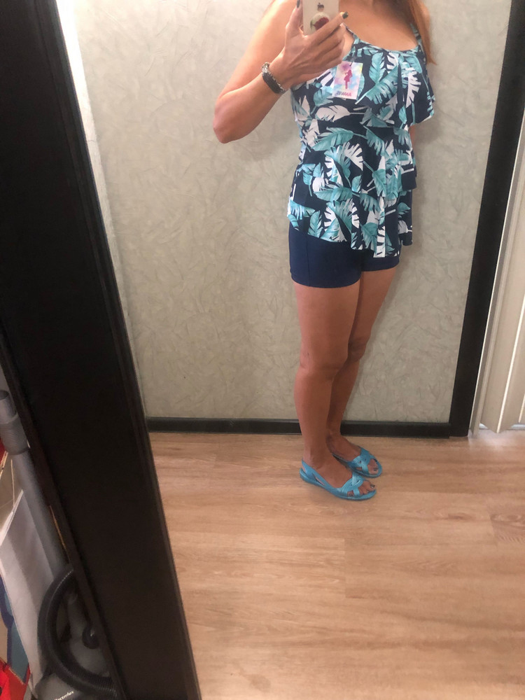 Купальник отличный,сшит очень качественно и ткань приятная к телу!Ношу 44-взяла М и четко попала в размер,сел удобно и шорты комфортные!Цена-супер за такой купальник,думаю взять другого цвета,танкини-просто находка для пляжного отдыха!