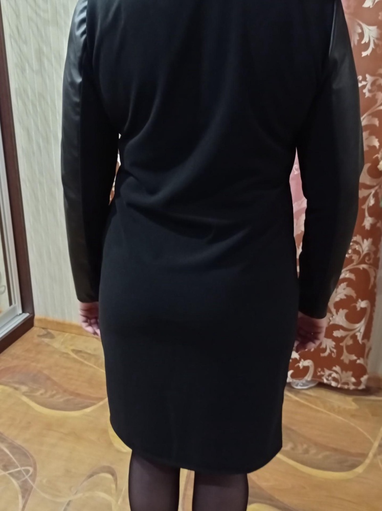 Идёт в размер.Рекомендую.Мой рост  1.67.Немного длинновато для моего роста.Не критично.Скрывает недостатки.