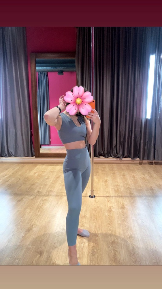 Классный костюм 😍 хорошее качество, плотный и не просвечивает👍🏻 топ очень хорошо держит грудь, а лосины утягивают 🤗 хожу теперь на тренировки с удовольствием, спасибо ❤️