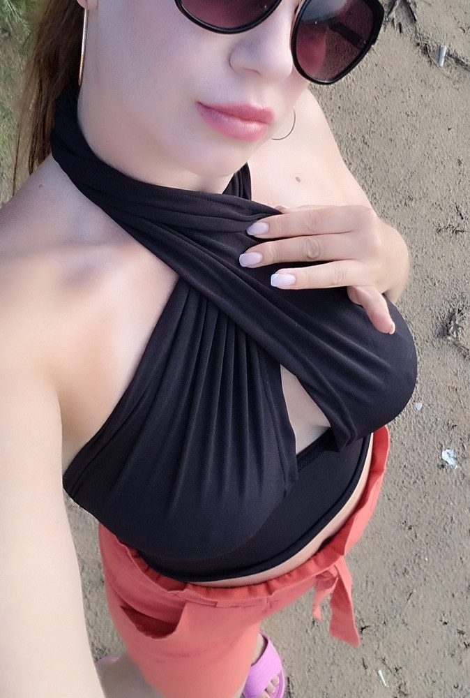 Покупка оказалась удачной 😍, я брала топик в свой отпуск, но со стильными брюками или юбкой его можно одеть и на вечеринку. Боялась, что ткань просвечивает,читала отзывы,но ничего подобного, достаточно плотная ткань🤗 и тело в ней дышит. 