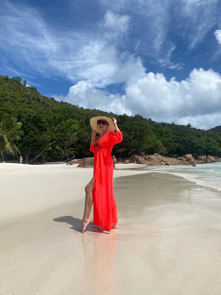 Цвет чуть светлее , чем и рассчитывала. Но я взяла . На море смотрится шикарно 