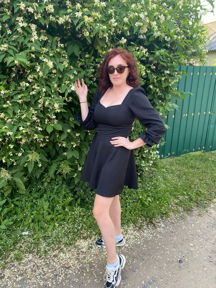 Замечательное платье(не смотрите, что в кроссах, потом переобулась). Село очень красиво по груди, длина хорошая 