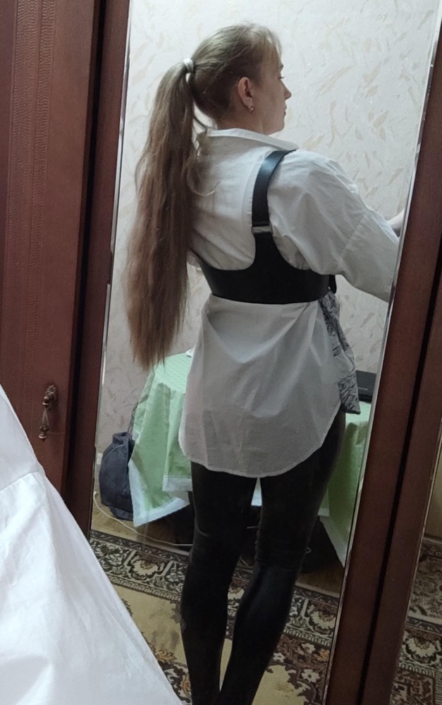 Симпатичная, пришла не мятая, без дефектов. Очень порадовало. Села на 46 размер хорошо. Смотрится классно, теперь можно любую рубашку, платье или водолазку преобразить.