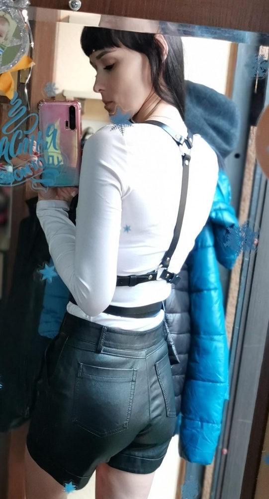 Портупея отличного качества! Запах кожы, ничем не воняет. Ношу с удовольствием. Мой российский размер 40