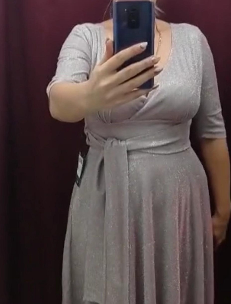 Шикарное платье на большую грудь идёт в размер. Хотя на грудь 52 подошло больше 50! Блёстки сыпятся но это не страшно ведь не дома в нём ходить! Перезаказала так как цена за три дня упала аж на1500р😱что за прикол! Платье супер! Возьму Сине серое так-как пудра полнит! Пошито без нареканий на рост 175 ничего не надо укорачивать! Спасибо производителю что шьёт наши размеры и так красиво продумали фасончик!!!