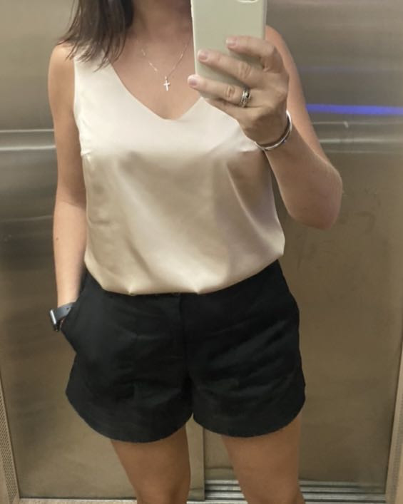 Топ очень нарядный, сидит тоже хорошо. Лекало неплохое. Цвет на фото бежевый. Но Ооочень капризная ткань! Вечером померила - утром начала надевать- какие-то разводы жирные. От замывания тоже остаются разводы. После стирки тоже если неправильно развесить- разводы от воды. От воды от утюга тоже пятна. В общем нужно заранее стирать/гладить и проверять, иначе может подвести в самый ответственный момент, как 2 раза было у меня.