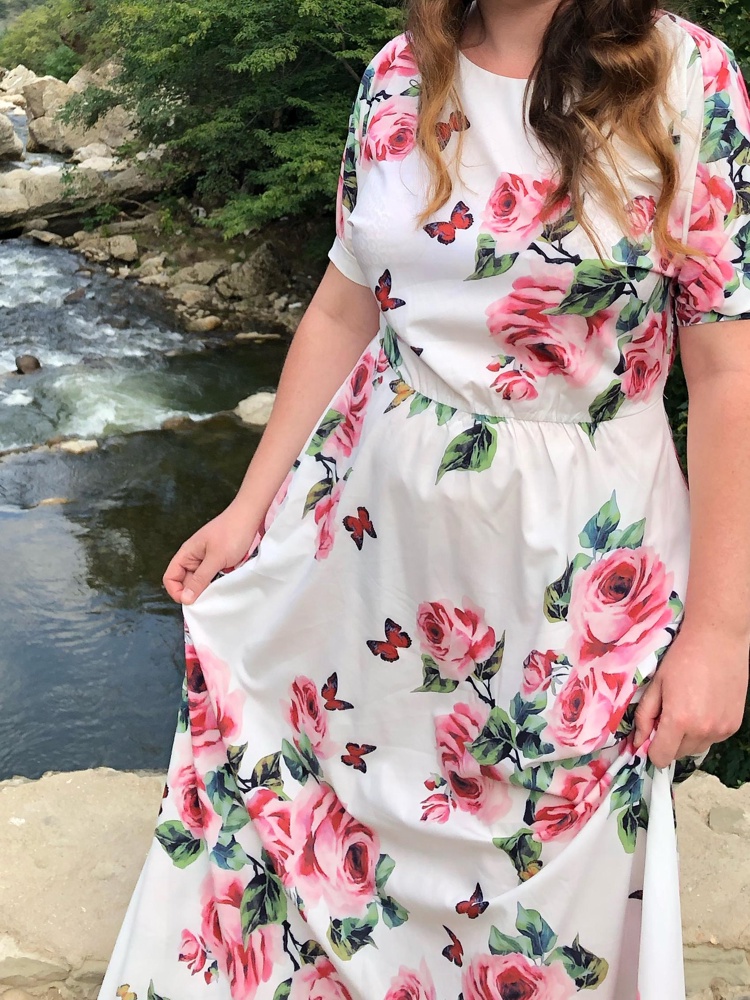 Несмотря на синтетический материал платье легкое, тонкое и подходит на жаркое лето. Брала его на Кавказ, все думали, что я иду на свадьбу, уж очень нарядно выглядит! Покупала за 1300, а сейчас оно ещё подешевело, планирую взять другие расцветки!