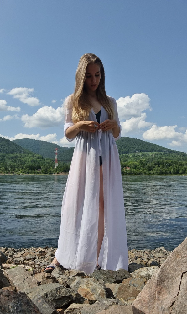 Лёгкая и красивая накидка. На рост 164 прямо в пол, длинная, если лезть в горы, то её в руках держать только.