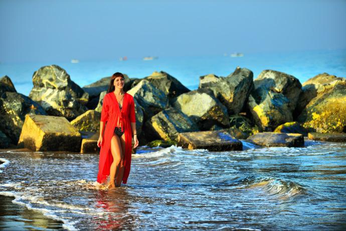 Туника не просвечивает, хорошего качества.