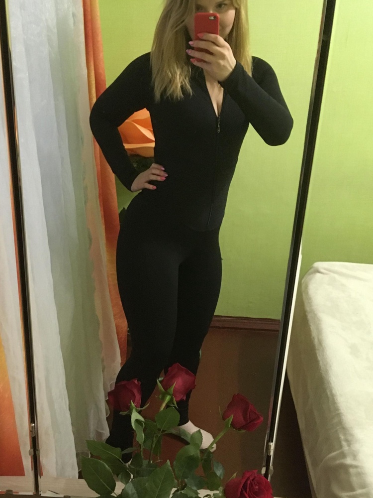 На мою фигуру сел идеально, я очень довольна. Получила кучу комплиментов . По размерам все соответствует( брала 48)