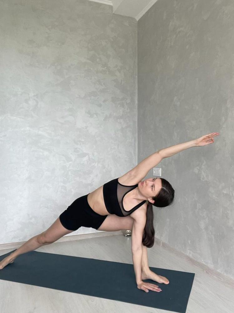 Супер топ, купила для занятий йогой, все подошло отлично, сначала купила размер S, но он крепко держит и для более спокойных тренировок купила ещё один размера М, теперь у меня их два 😀 ношу кстати оба