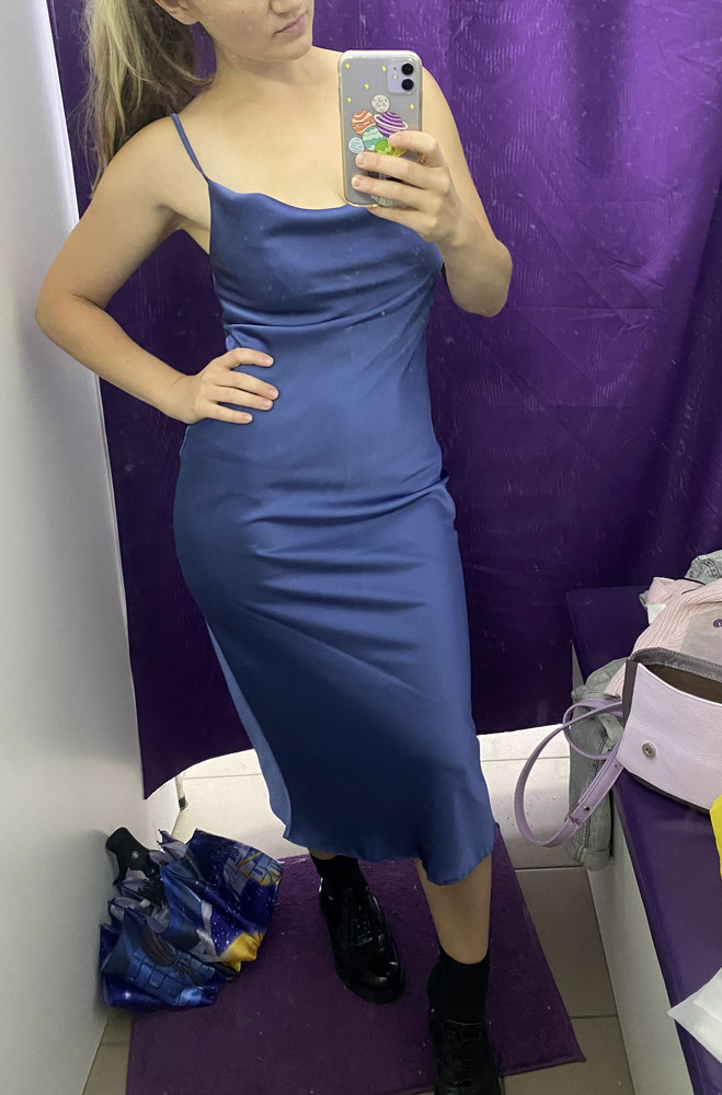 Очень красивое платье. Хорошо садится по фигуре. Плотная приятная ткань. Долго не могла определиться с цветом, уж очень понравились оба платья