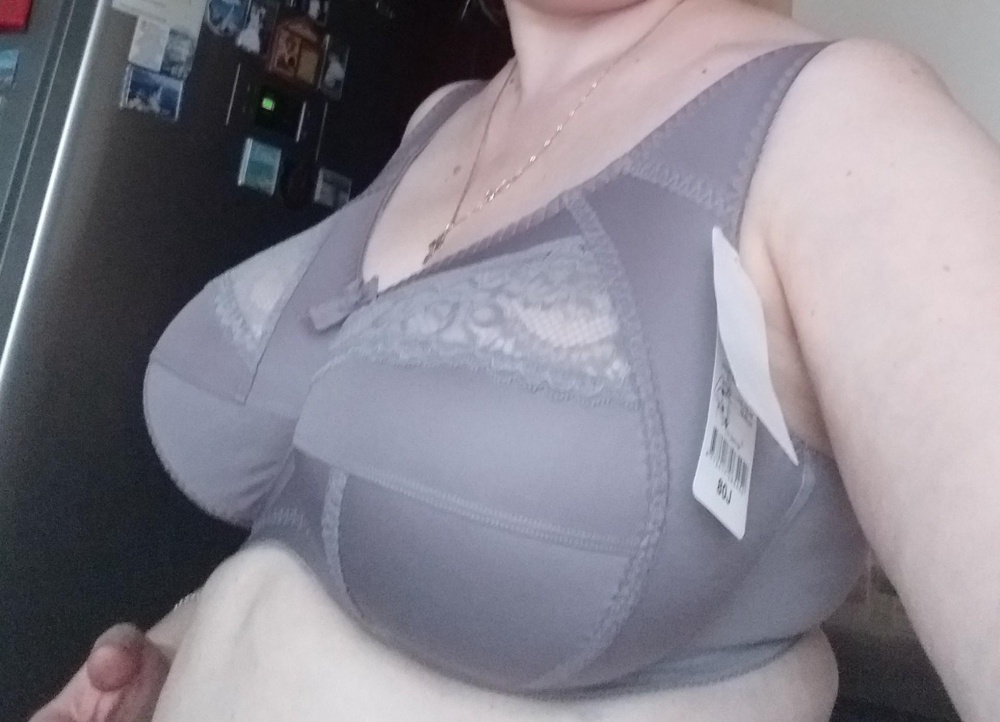 Очень удобный ,грудь держит хорошо  размер 80J в самый раз ,как в домике, цвет как на модели. закажу ещё  другого цвета