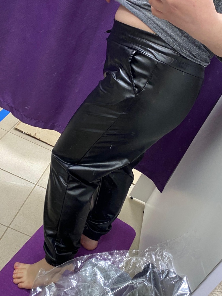 Выглядят дёшево, в общем-то, соответствуют цене. Как будто пакет одела. Запах да, отвратительный, похож на запах резины. Не стала забирать, не смогу такое носить. Сам фасон хороший, но материал… размер 56 подошёл на ОБ 118 отлично. Начес небольшой совсем, не для морозов. Недавно купила подобные штаны чуть дороже и это просто небо и земля. 