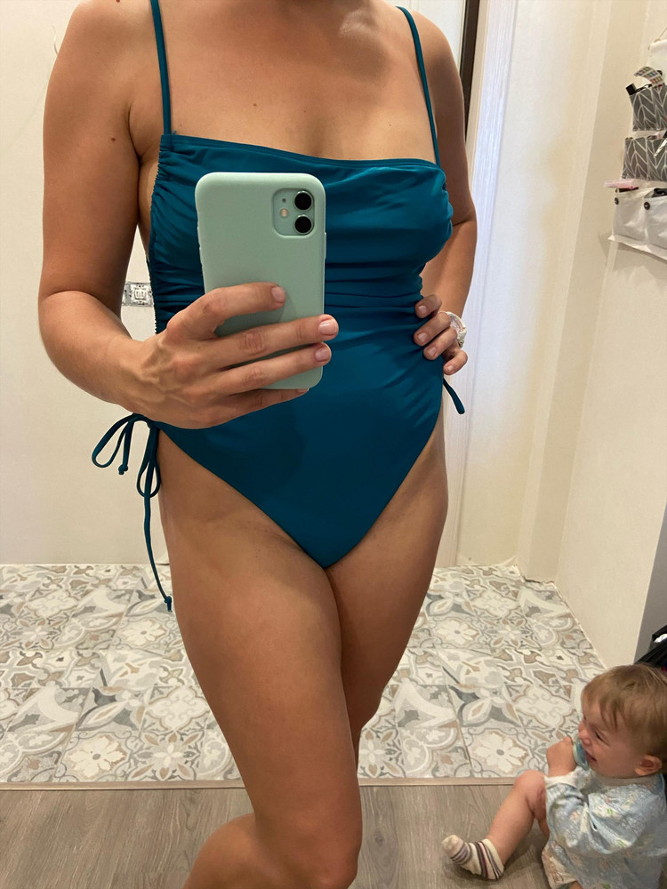 Крутейший за свои деньги! Скрывает животик, красивая линия декольте, регулирующаяся высота бёдер! И даже мои грустные титечки улеглись красиво. Мои параметры 100-80-104. Рост 168