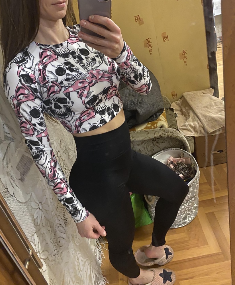 Очень клевый топ! Размер S подошел без примерки на рост 165. Ткань плотная, но очень мягкая, комфортная на теле. Цвет в реальности соответствует тому, что на  фото. Очень довольна!