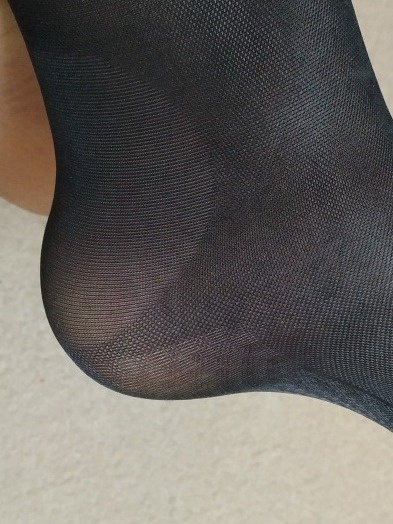 Такое впечатление, что чулки вообще не те. При получении видела, что оригинальная коробка была надорвана, но не придала этому значение. Все "выплыло" после примерки. Плюсы: выглядят достаточно прилично, тонкие, при росте 178, размер 56 рос. натянулись до паха без проблем, хорошая, непередавливающая ногу резинка На этом плюсы закончились. Пошли минусы: оказались без мыска, на пятке и выше окружность меньшей плотности, чем сам чулок, поэтому непонятно, как это правильно носить в туфлях. Сзади через всю длину типа шва или спущенной петли. Возможно, что все это вкупе специальный декор, но мне это не нужно и не понятно. И, самое главное, компрессия явно не 2. Я компрессионное белье давно ношу, так что знаю о чем говорю. Отсюда вывод: либо чулки подменили при предыдущем заказе, либо чулки в черном цвете абсолютно иные. Жаль, что белье не подлежит возврату, а мерить чулки до покупки мне совесть не позволяет, иначе бы вернула. Буду носить вместо простых чулок иногда, что ж теперь...