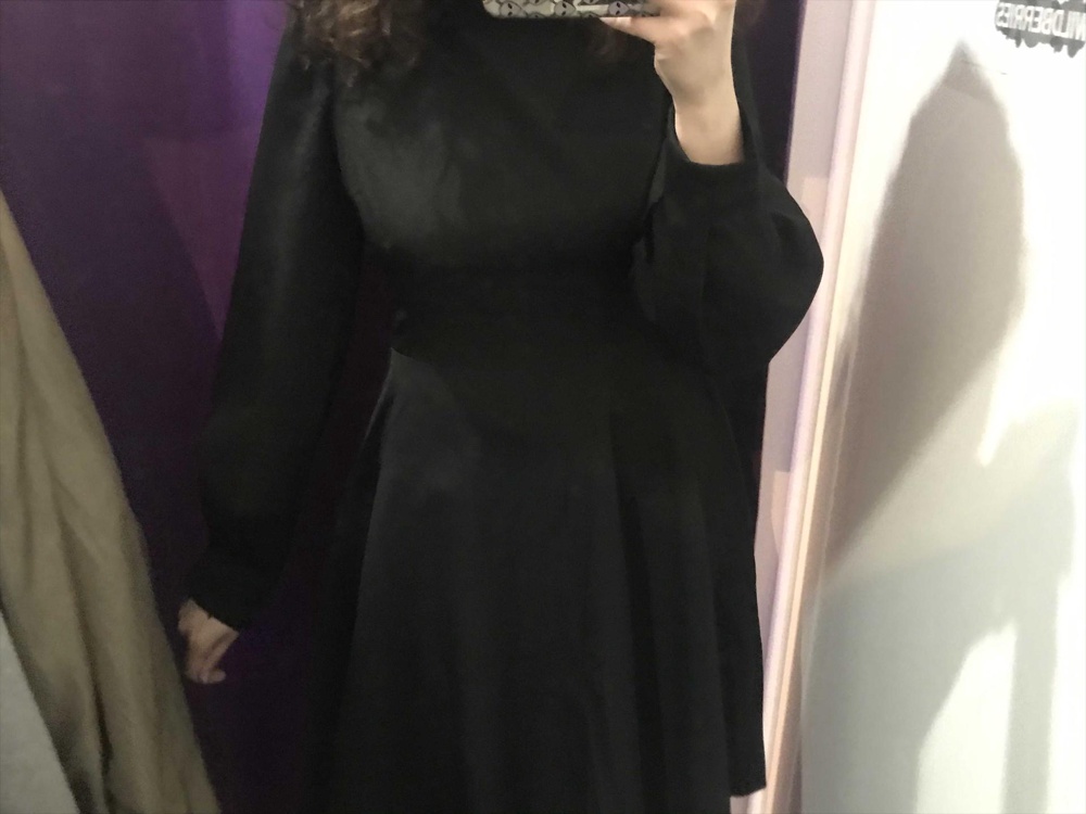 заказывала платье, по отзывам боялась что придёт с неровными швами, но все пришло ровное, ткань приятная, красиво смотрится, брала на последний звонок, все нравится 