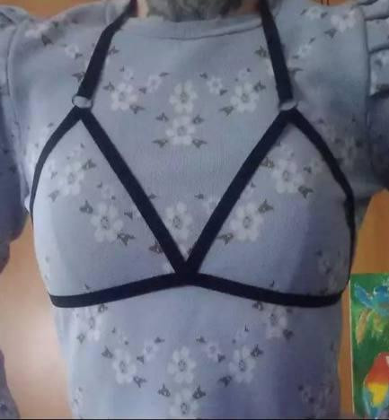 Ткань - нежная и тянется. Подошло идеально. Простая и красивая вещь.