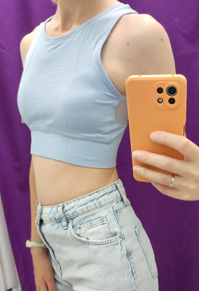 Топ очень понравился. И ткань, и как сидит, единственное в районе подмышек чуть туговато, но не критично, заниматься йогой удобно, уже испробовала. На свой объем груди 80 см, ношу обычно размер xs-s: топ хорошо подошёл именно m (низ не прям в обтяг, но я так и хотела)