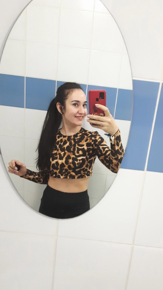 Очень классный топ, удобно заниматься танцами,  спортом- не жарко, ткань комфортная к телу, не сковывает движения. Любовь просто!