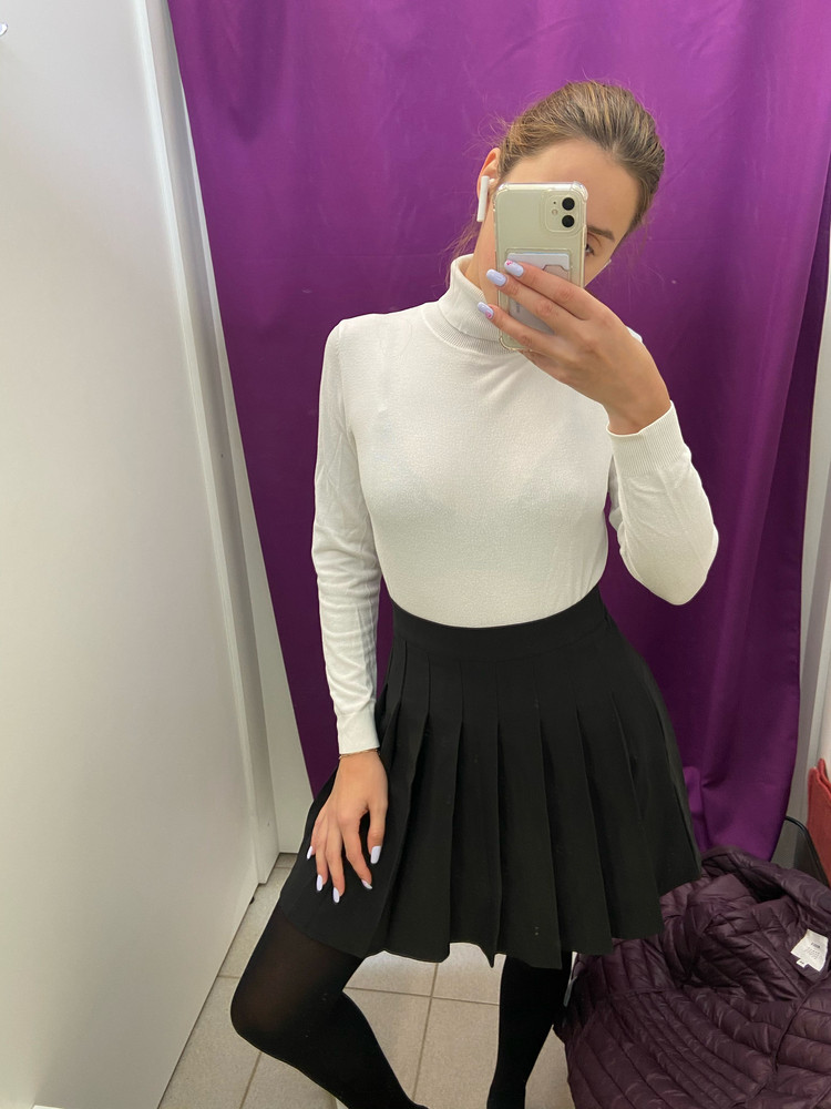 У меня рост 168. Ношу 44 размер. Юбка хорошо тянется, можно было и 42 взять. Ткань приятная