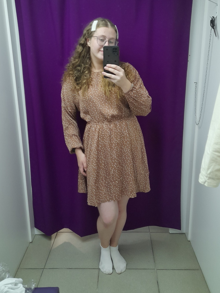 Платье замечательное, не прям вау конечно, но сойдёт. Для тех кто думает что за 1500 тысячи вам будет хлопок, вы крайне ошибаетесь, так что перед тем как заказать ознакомьтесь с составом. У меня размер 48-50, 48 сел идеально, думаю можно даже было 46 взять. Так что можно брать на размер меньше.