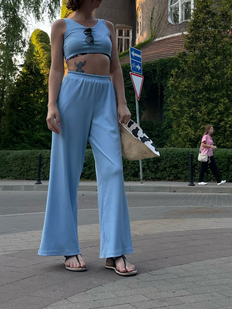 Пришёл костюм не такой как на фото. Штаны не на завязке, ткань немного иная. В целом подошло, но  ожидание-реальность, как говориться, поэтому снизила на одну заезду, фото прилагаю. Если смотреть по фото из отзывов, тоже видно, что это разные костюмы, но похожи.