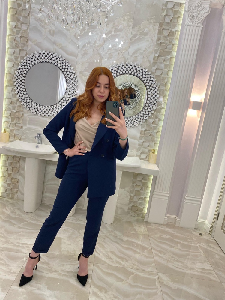 Я в восторге) Красивый топ, цвет, приятная ткань. По размеру все подошло, размерная сетка совпадает. Очень красиво ложится в области декольте (в этом помогают регулирующиеся лямки). С костюмом смотрится отлично. Закажу себе ещё один такой в другом цвете)