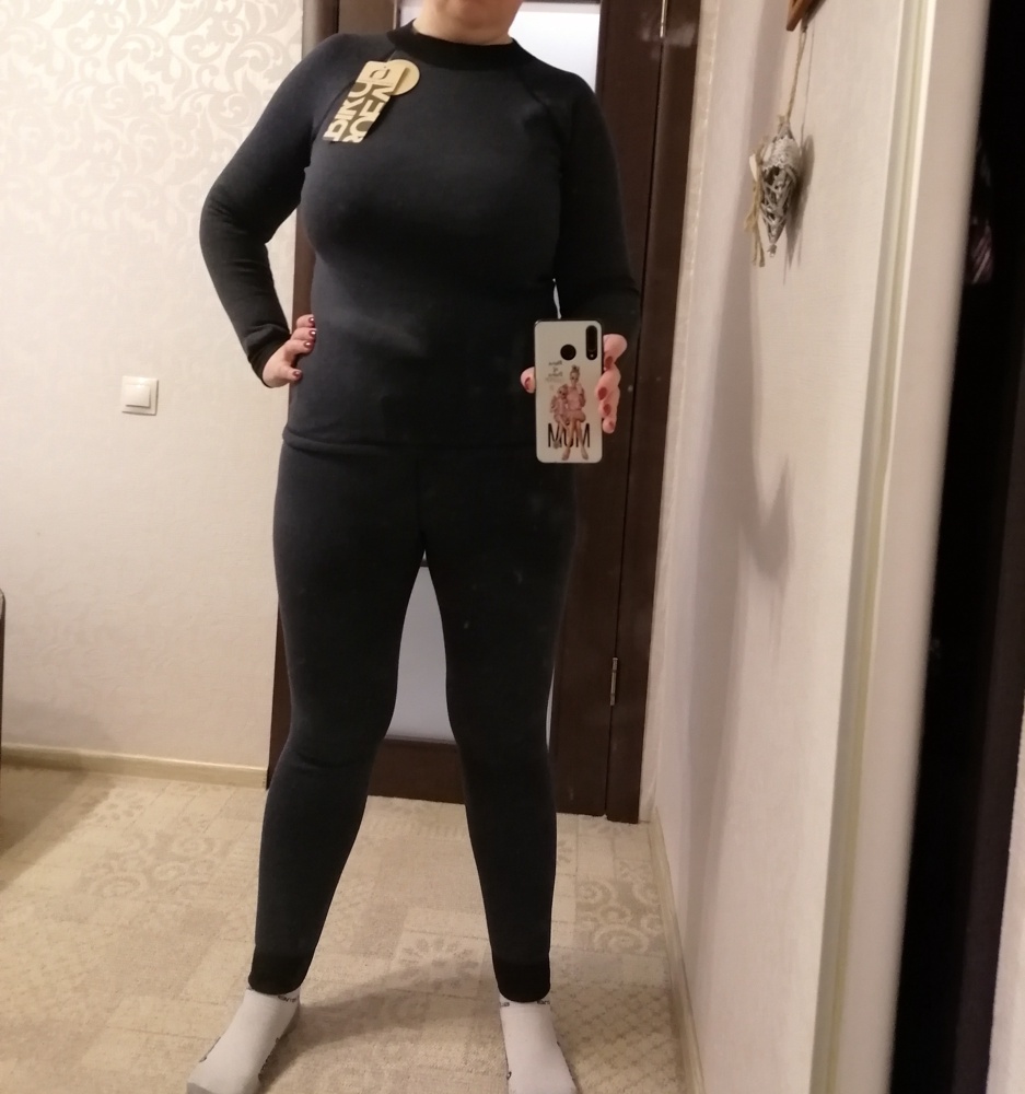 Качество хорошее,швы ровные,нитки не торчат,запахов посторонних нет. К телу приятное,дома в нем не жарко,на улице испытание ещё не проходил. Размер соответствует,подошёл на рост 176, сел идеально по фигуре.