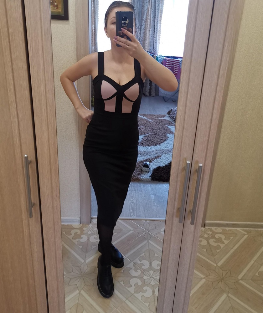 Платье шикарное несмотря на свою простоту, очень подчёркивает, стройнит фигуру. Качество на высоте. Рекомендую!