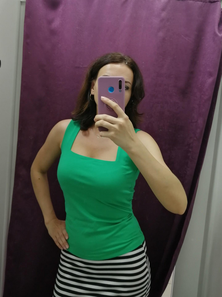 Влюбилась в эту майку сразу! 😍Цвет, материал, посадка 💯 
Вырез удачный, не очень глубокий, но эффектный. Бретели где надо, в  подмышках прилегает, длина хорошая. На рост 160 и размер 44 (ог 88 плюс пушап) идеально размер S. Второй слой ткани на груди заканчивается ровно под грудью, не заметен. Никакая это не борцовка, топ для офисного стиля и с джинсами, шикарно. Перед ноской постирала руками, вода чуть окрасилась, но цвет не вымылся. Я довольна!